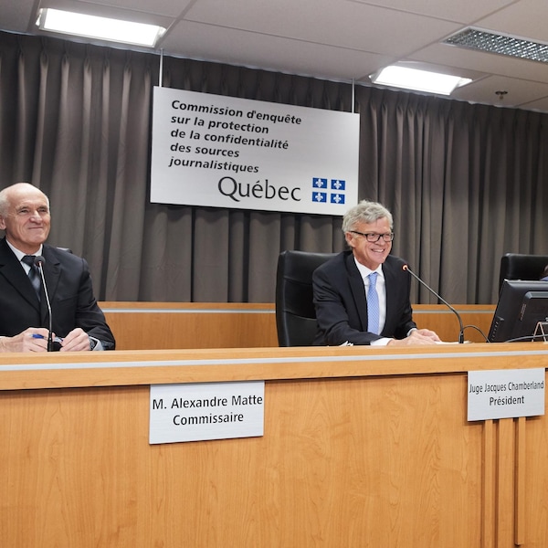 Le président de la commission, Jacques Chamberland, et les commissaires Alexandre Matte et Guylaine Bachand, lors des audiences sur les demandes de statut, en février dernier. 