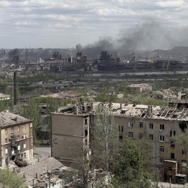 Marioupol détruite par les bombardements devant l'aciérie Azovstal. 
