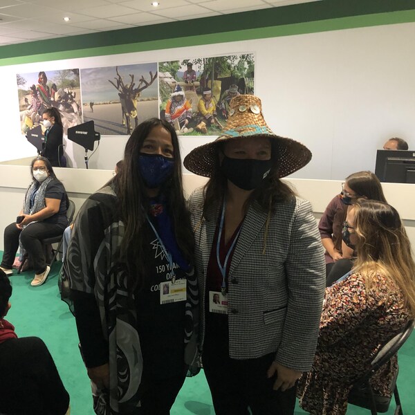 Judy Wilson et Fawn Sharp au pavillon du Forum international des peuples autochtones sur le changement climatique, à la COP26.