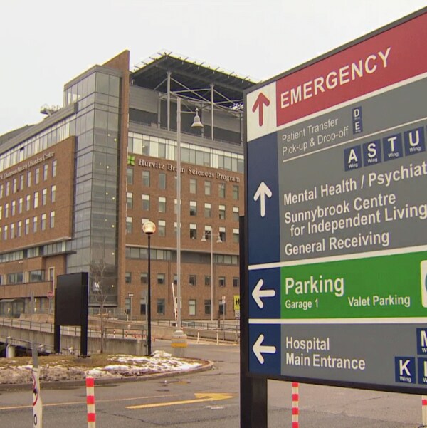 Enseigne à l'entrée de l'Hôpital Sunnybrook indiquant où sont situés les différents services de l'établissement.