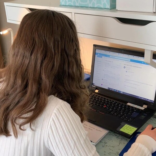 Une jeune femme devant un ordinateur