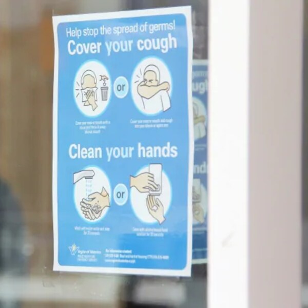 Une affiche bleue qui montre le lavage de mains et la toux dans sa manche