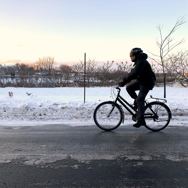 Alexandre St-Laurent sur son vélo sur une rue glacée