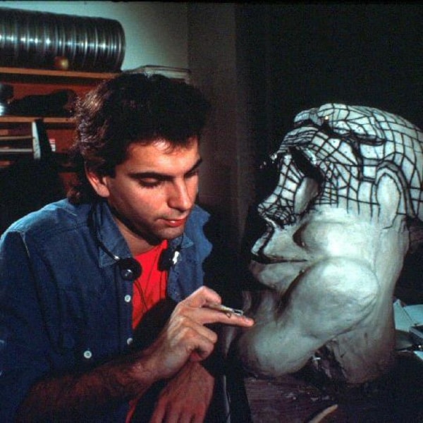 Daniel Langlois travaillant dans un atelier.