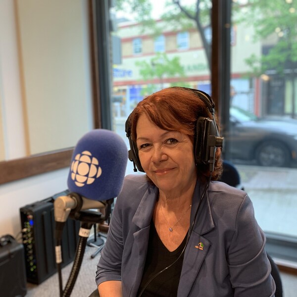 Diane Dallaire dans le studio de Radio-Canada à Rouyn-Noranda.