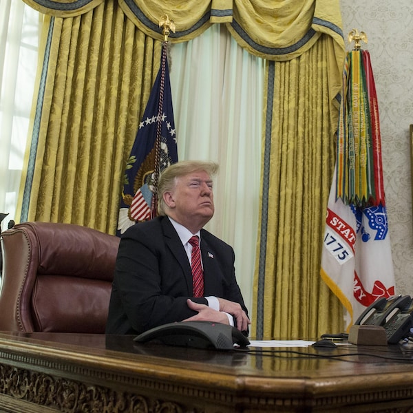 M. Trump, sur son fauteuil du bureau ovale, à la Maison-Blanche.