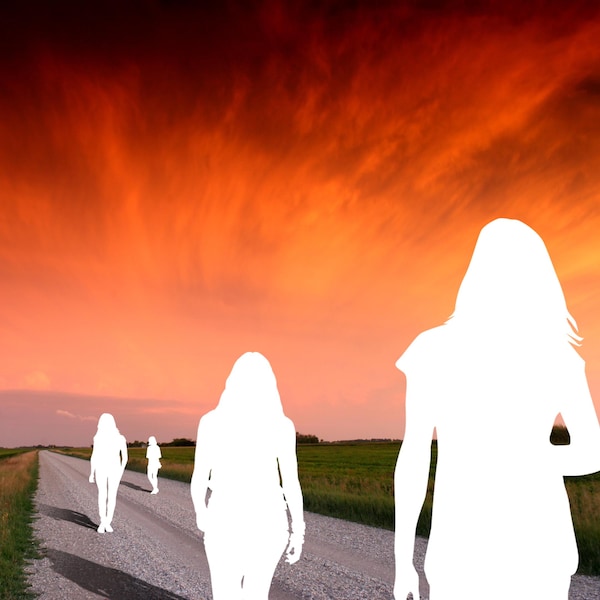 Des silhouettes de femmes sur un chemin de campagne