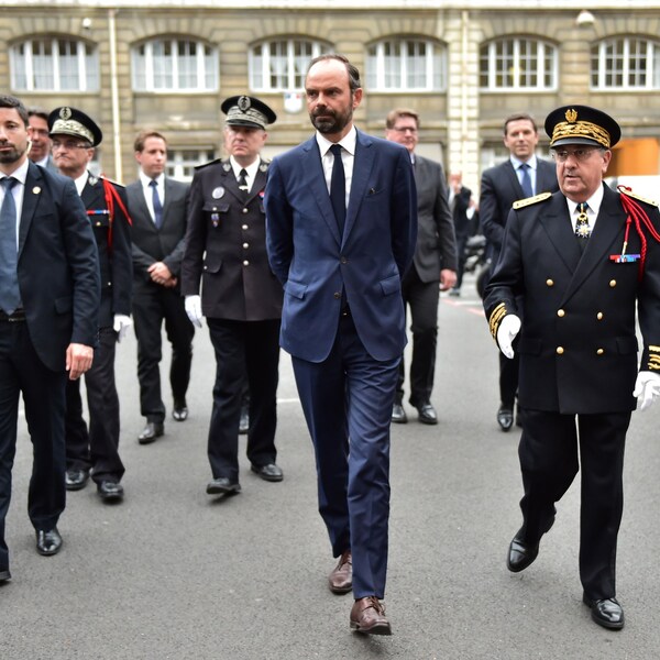 Le nouveau premier ministre français Edouard Philippe (centre) lors de sa première visite officielle à la préfecture de police de Paris