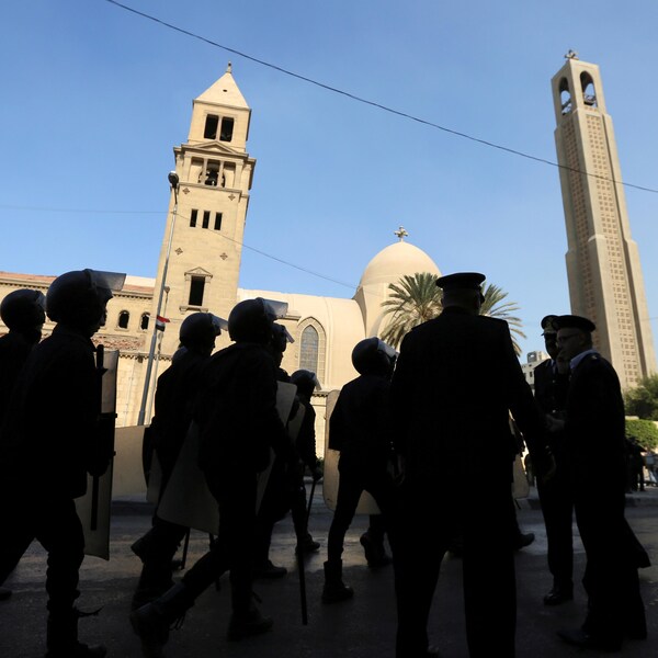 Des agents des forces de sécurité égyptiennes devant la cathédrale copte au Caire, après l'explosion