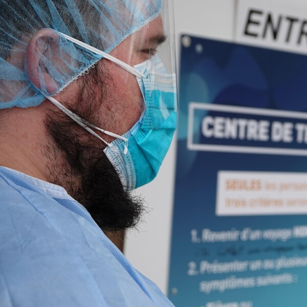 Un travailleur du milieu de la santé muni d'un masque de protection.