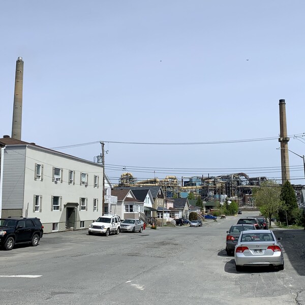 Les cheminées de la Fonderie Horne vues d'une rue à Rouyn-Noranda.