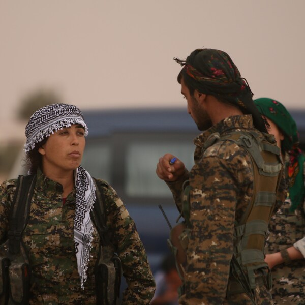Des combattants des Forces démocratiques syriennes (FDS), en discussion non loin du barrage de Tabqa, le 30 mars dernier.