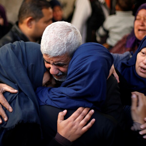 Des membres d'une famille pleurent le décès de leur proche dans les affrontements de vendredi entre Palestiniens et l'armée israélienne.