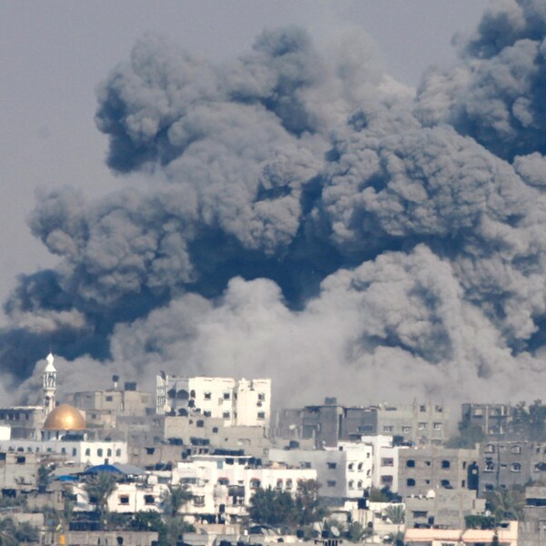 Un nuage de fumée noir s'échappe de la ville de Gaza.