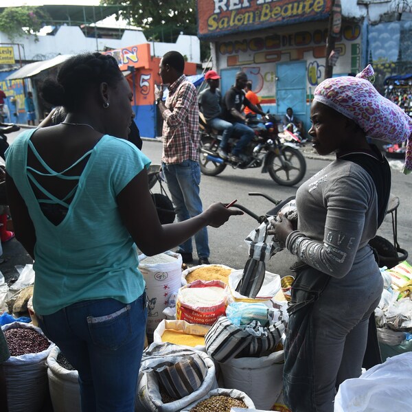 Le calme relatif s'est poursuivi dimanche dans la capitale de Port-au-Prince, permettant aux citoyens de sortir faire des courses. 