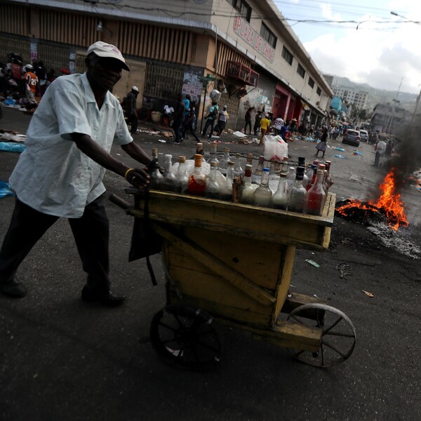 Un vendeur ambulant pousse son chariot dans les rues de Port-au-Prince.