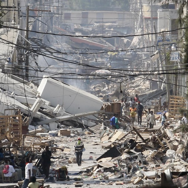 Une rue de Port-au-Prince dévastée par le violent tremblement de terre du 12 janvier 2010