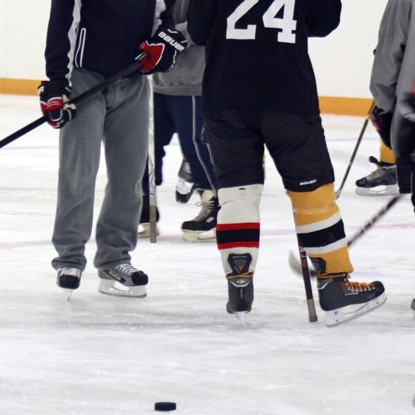 Des joueurs sont sur une patinoire.