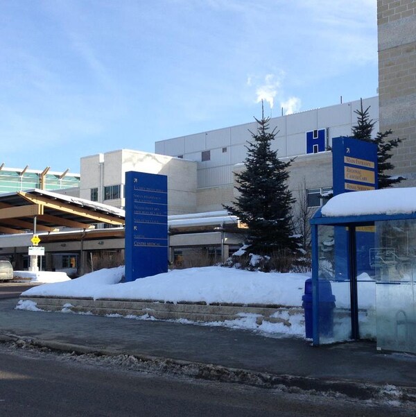Un hôpital pendant l'hiver.