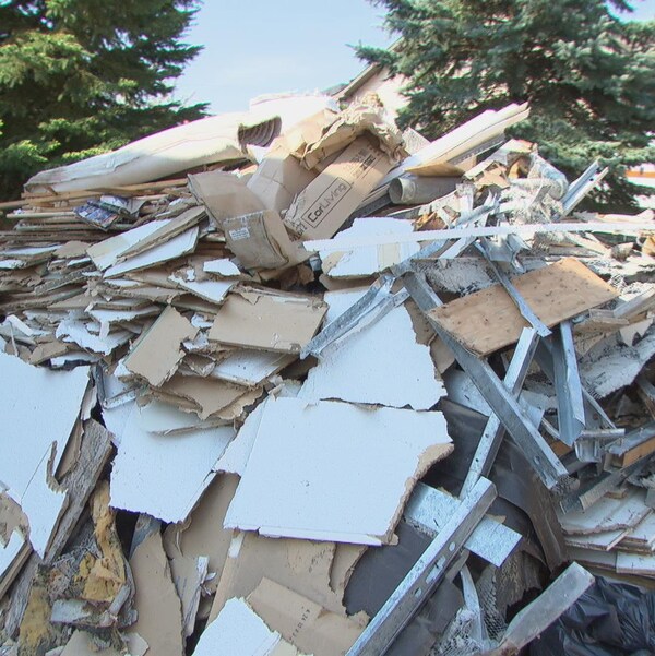 Un tas de débris de matériaux de construction sur un terrain.