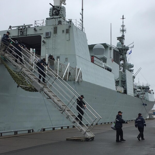Des militaires arrivent au port de Trois-Rivières pour prêter main forte aux sinistrés.
