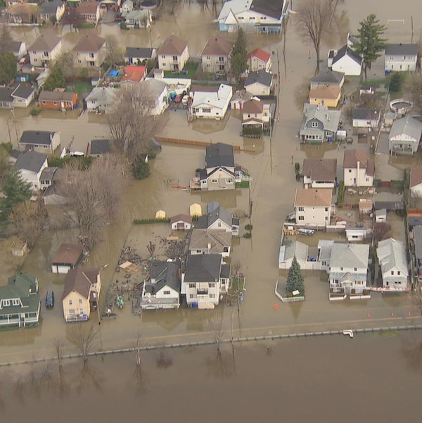 Une vue aérienne de dizaines de maisons inondées