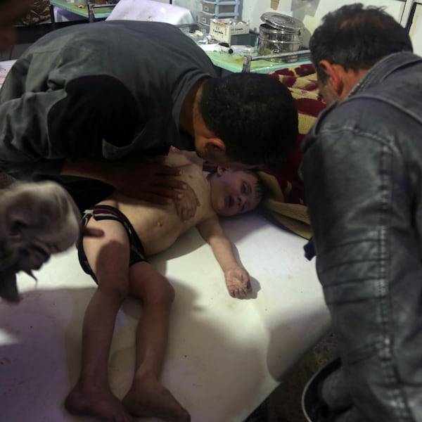 Un enfant reçoit des soins dans un hôpital syrien.
