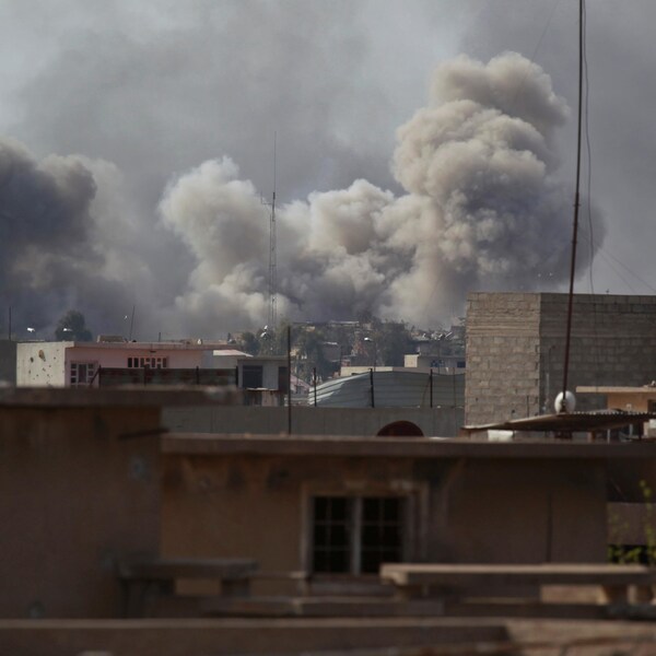 De la fumée s'élève dans le ciel, alors que les combats pour reprendre la ville de Mossoul aux mains des djihadistes du groupe armé État islamique se poursuivent.