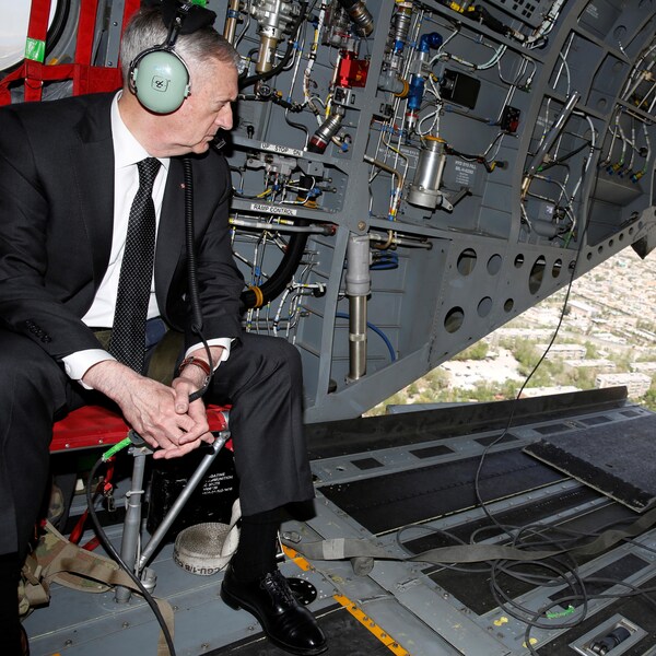Le secrétaire américain à la Défense, James Mattis, à son arrivée à Kaboul