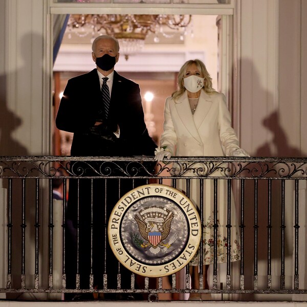 Le président et son épouse regardent un feu d'artifice.