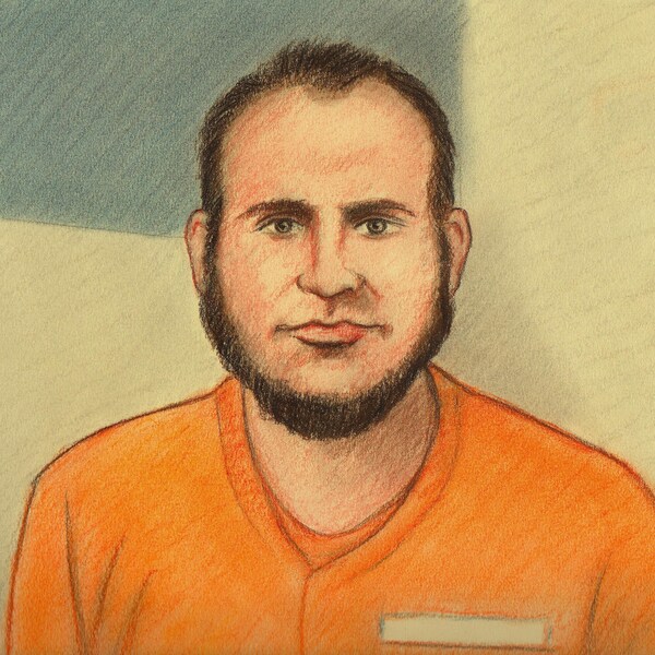 Un dessin montre un plan moyen de Joshua Boyle portant une chemise orange.