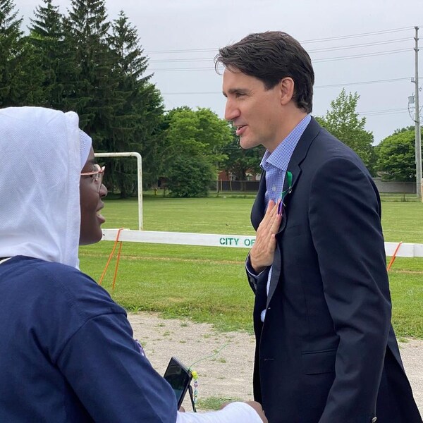 Justin Trudeau discute avec une jeune femme.