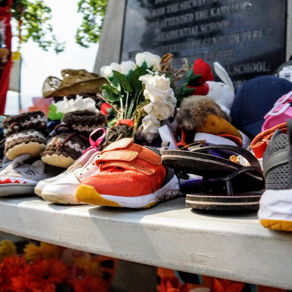 Des chaussures déposées devant l'ancien pensionnat pour Autochtones de Kamloops.