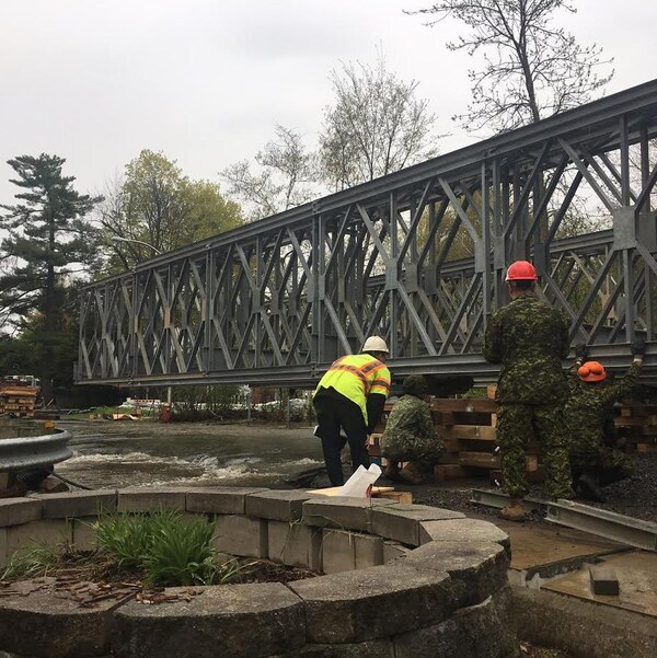 Des ingénieurs de l'armée canadienne construisant le pont temporaire