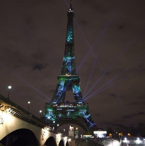 La tour Eiffel est illuminée en arbre géant en marge de la Conférence de Paris sur le climat