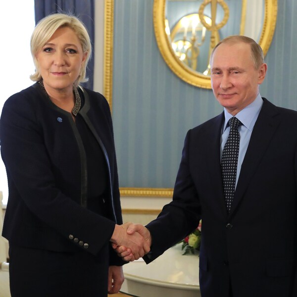 Marine Le Pen et Vladimir Poutine, au Kremlin, se serrent la main.