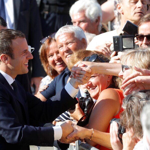 Après avoir voté, le président Emmanuel Macron s'est ensuite offert un long bain de foule, enchaînant les «selfies» avec les curieux.