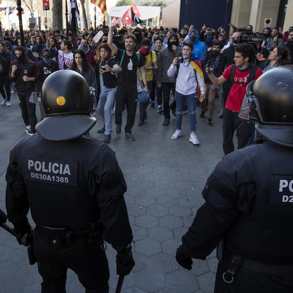 Des manifestants défient des policiers catalans lors d'une grève générale en Catalogne, en Espagne, le jeudi 21 février 2019.