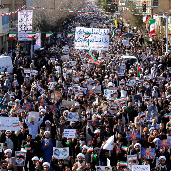 Des manifestants brandissent des pancartes montrant les guides suprêmes iraniens ou des images du président américain Donald Trump marquées d'un X rouge.