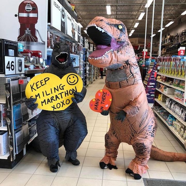 Des dinosaures dans une allée de grand magasin.