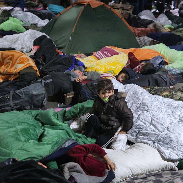 Des migrants, dont plusieurs enfants, sont entassés dans un centre entre le Bélarus et la Pologne.