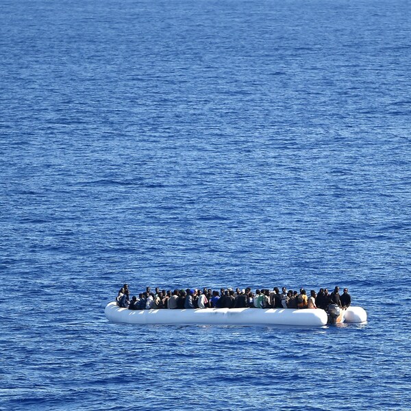 Des migrants à bord d'une embarcation sur la mer Méditerranée. 
