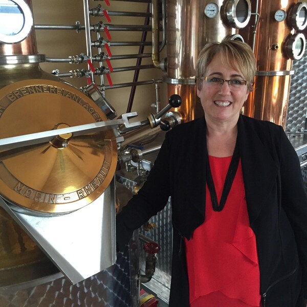 La copropriétaire de la Distillerie Rheault de Hearst, Mireille Morin.