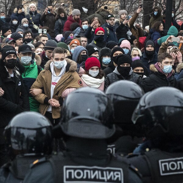  Des manifestants devant un cordon de policiers à Moscou, le 23 janvier. 