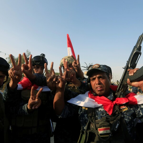 Des soldats irakiens célèbrent la libération de la ville de Mossoul.