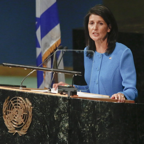 L'ambassadrice des États-Unis aux Nations unies, Nikki Haley, vêtue d'une robe bleu poudre, parle dans un micro.