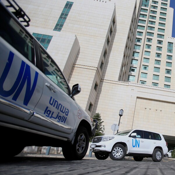 Des véhicules de l'ONU transportent des inspecteurs de l'OIAC à Damas en Syrie.