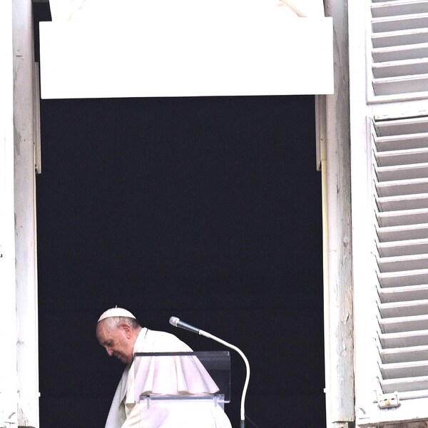 Le pape derrière sa fenêtre, le dos courbé.