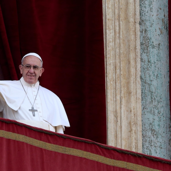 Le pape François livre sa bénédiction urbi et orbi au monde entier, du balcon de la Basilique Saint-Pierre de Rome.