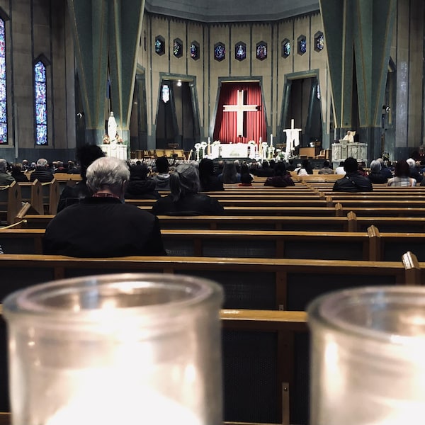 Des dizaines de personnes assistent à la messe au sanctuaire Notre-Dame-du-Cap à Trois-Rivières. 